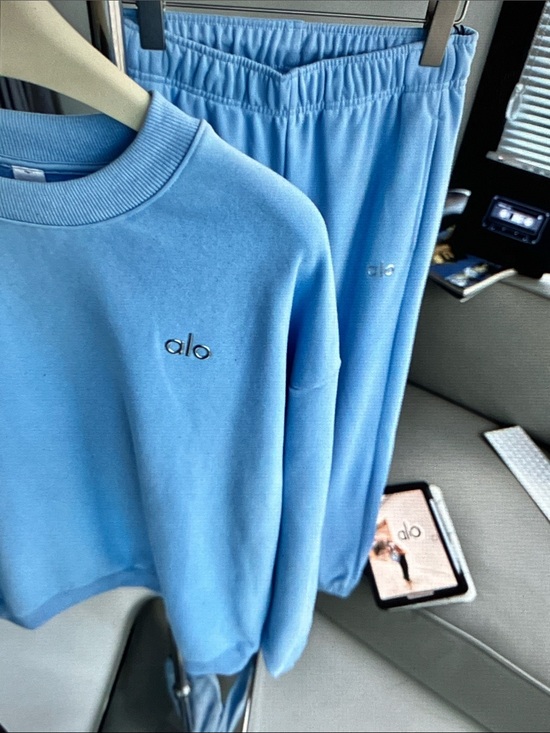 ALO Yoga Pants - ALO Yoga Women's Light Blue 2-Pants Matching Lounge Set Crewneck Top & Joggers